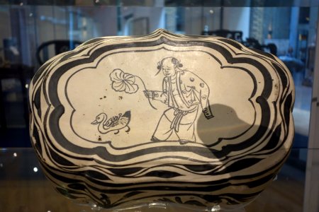Cizhou ware pillow with underglaze painted decoration of man and duck, China, Jin dynasty, c. 1150-1234, slipped stoneware - Royal Ontario Museum - DSC04260