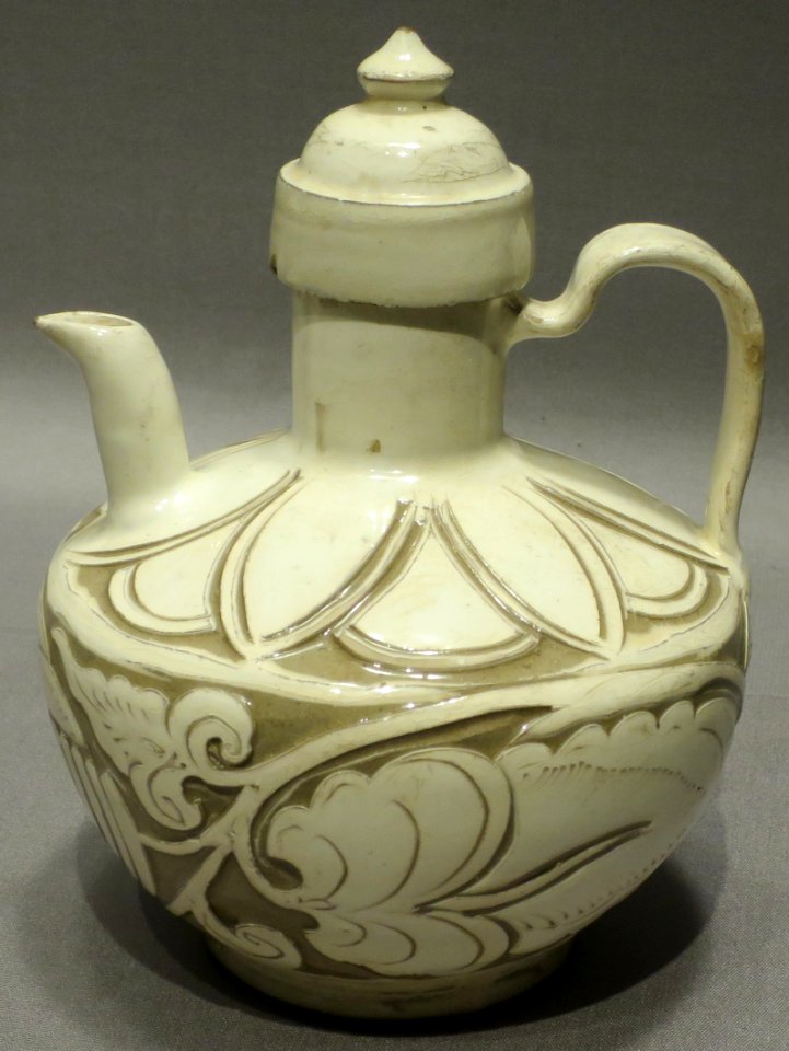 Cizhou ware ewer with arabesque design, Northern Song, Tokyo National Museum