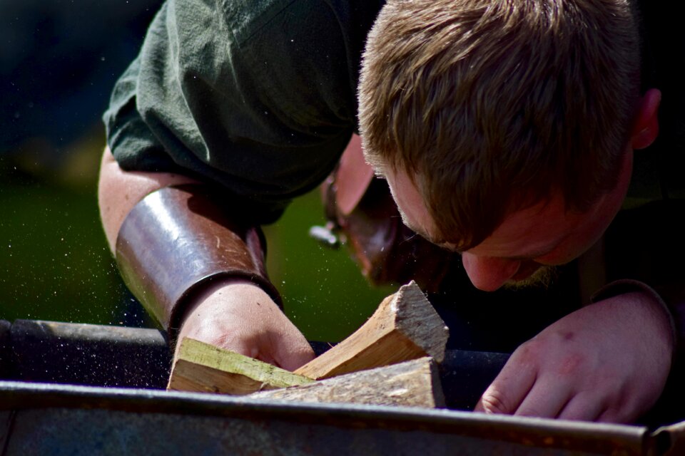 Close up make fire combs thread cutting