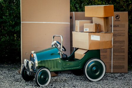 Shipping carton delivery service