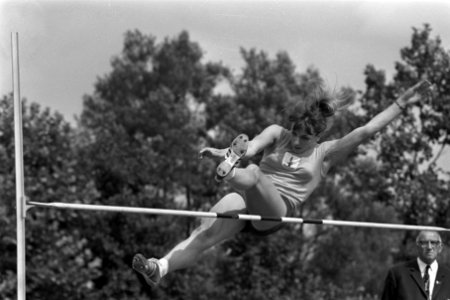 Ciska Jansen, winnares vijfkamp, in actie bij het hoogspringen, Bestanddeelnr 921-6401
