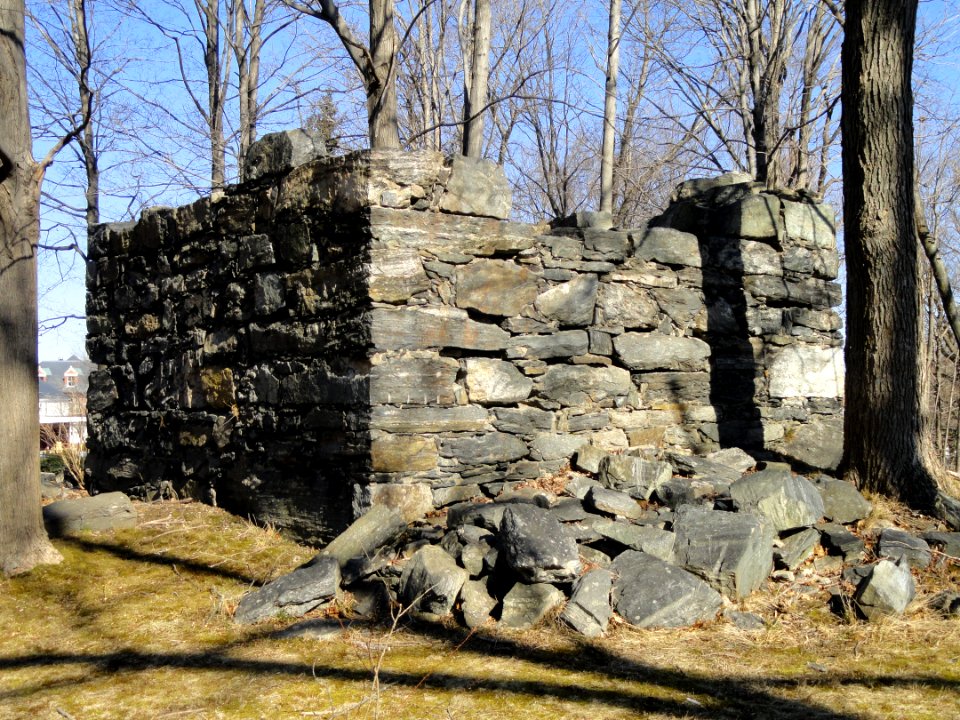 Cistern ruins - Asa Waters Mansion - Millbury, MA - DSC04596