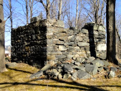 Cistern ruins - Asa Waters Mansion - Millbury, MA - DSC04596
