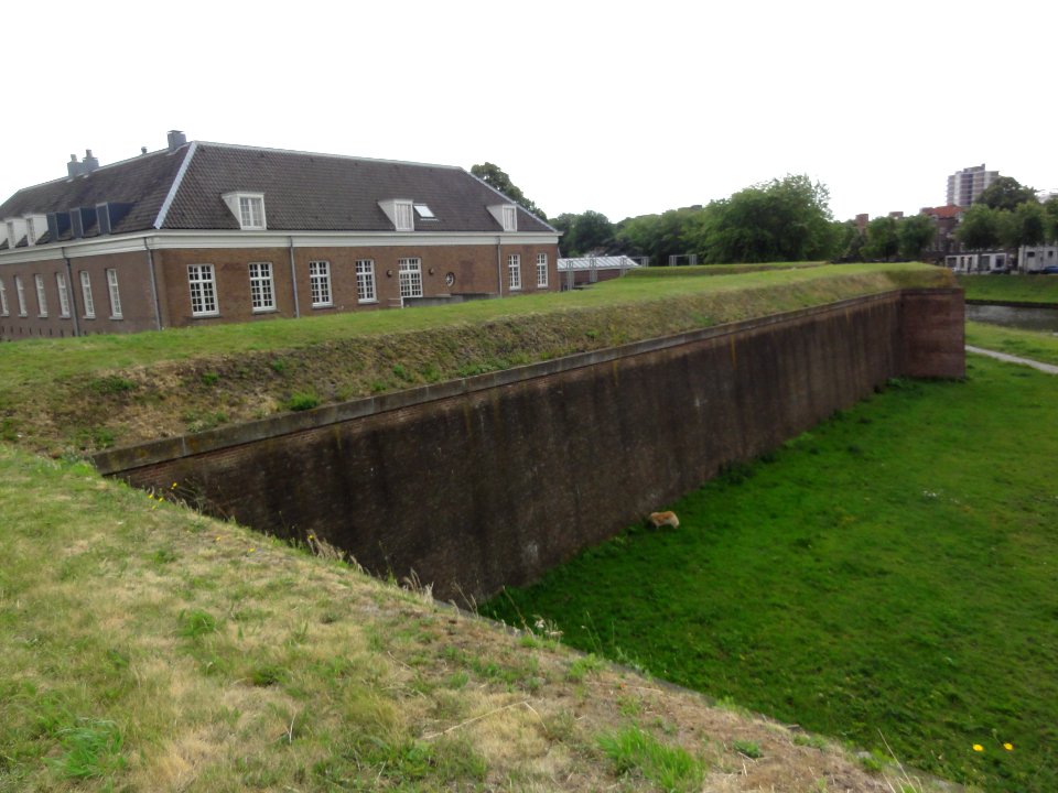 Citadel van 's-Hertogenbosch hoofdgebouw en westelijke bastionmuur