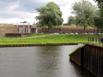 Citadel van 's-Hertogenbosch poortgebouw vanaf Zuidwillemsvaart gezien