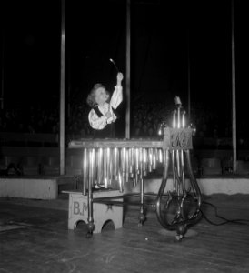 Circus Mikkenie in Turnhout Belgie. Het Belgische wonderkind Mr. Mistin speelt , Bestanddeelnr 904-6915