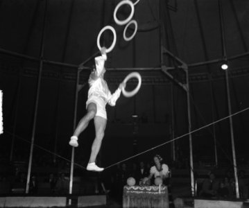 Circus Mikkenie . Jongleur op koord, Bestanddeelnr 903-0421