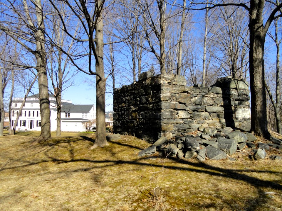Cistern ruins - Asa Waters Mansion - Millbury, MA - DSC04597