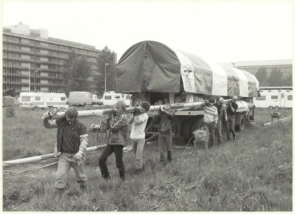 Circus Mullens arriveert op de Surinameweg in Schalkwijk, NL-HlmNHA 54022944