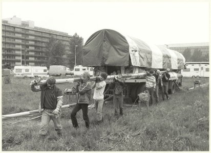 Circus Mullens arriveert op de Surinameweg in Schalkwijk, NL-HlmNHA 54022944
