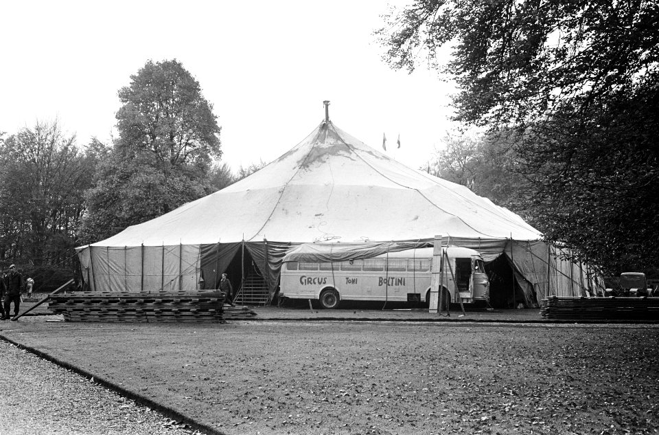 Circustent van Toni Boltini in de achtertuin van paleis Soetdijk, Bestanddeelnr 919-7124