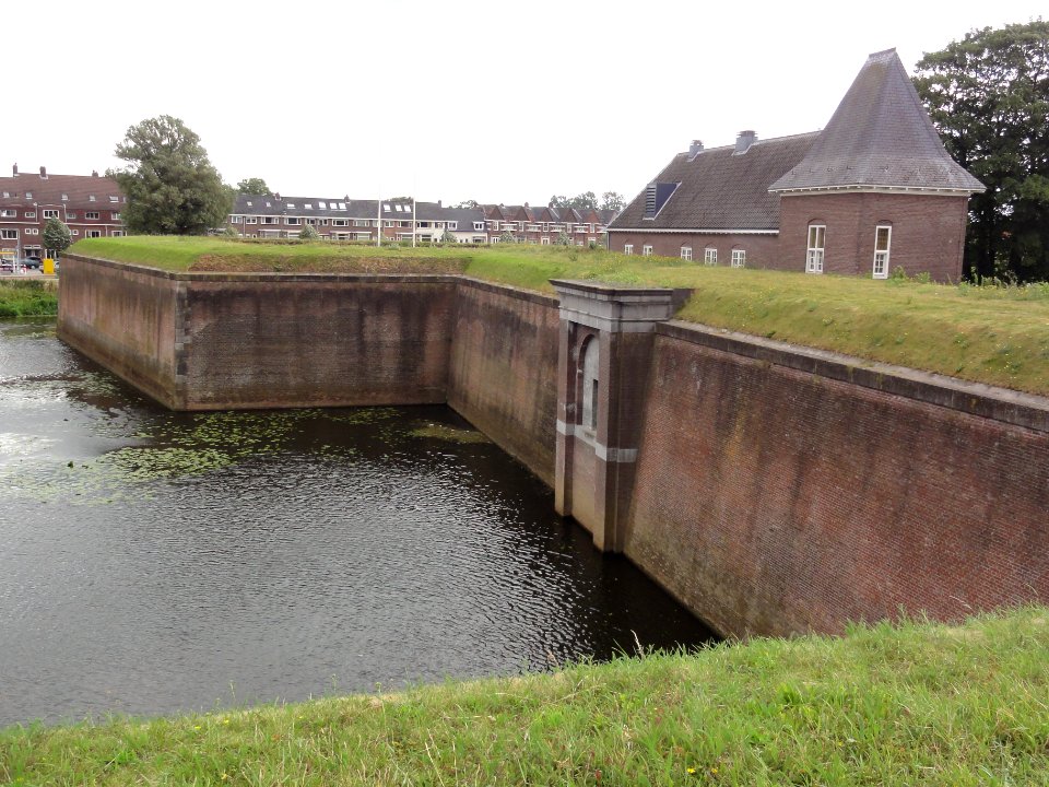 Citadel van 's-Hertogenbosch muur en gracht noordkant vanaf bastion gezien