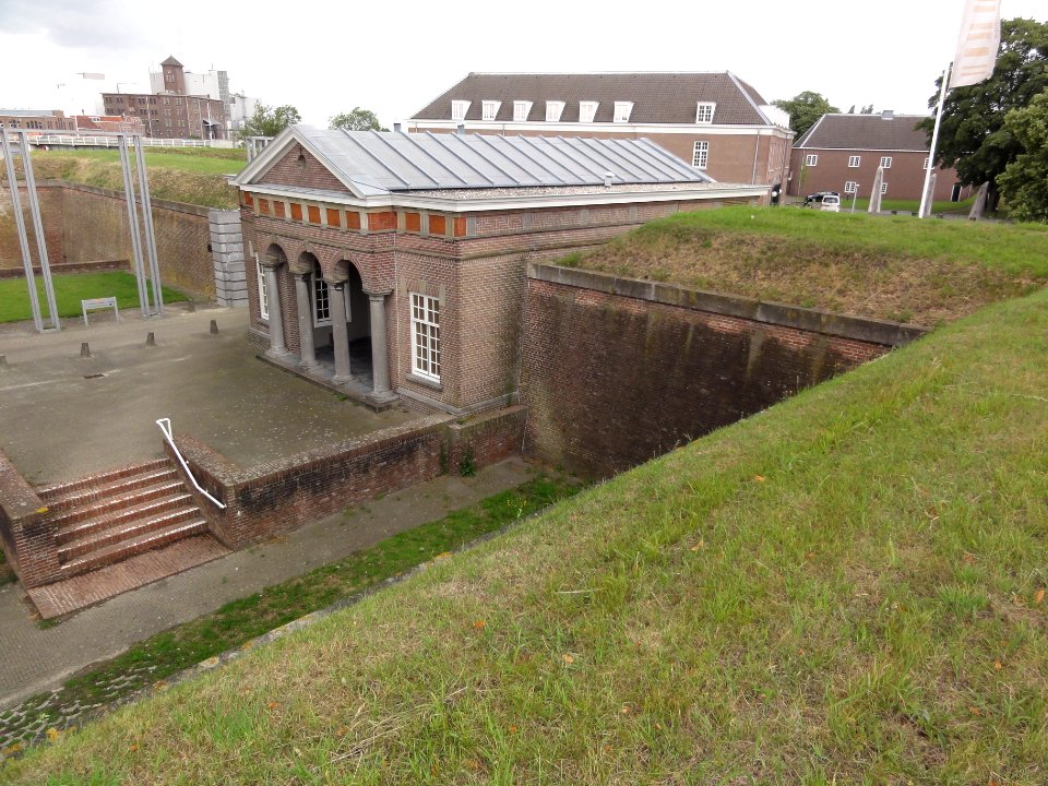 Citadel van 's-Hertogenbosch poortgebouw (op de achtergond meelfabriek)