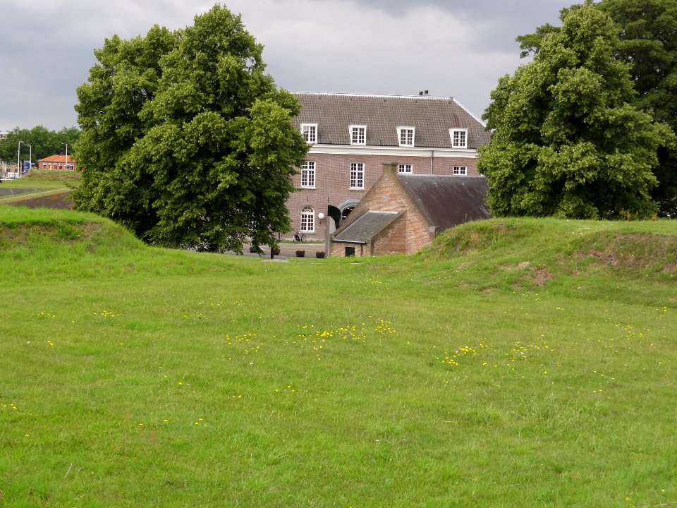 Citadel van 's-Hertogenbosch hoofd- en bijgebouw van zuidoost bastion gezien
