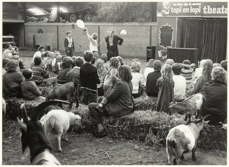 Circusartiesten treden op bij de kinderboerderij manege in Overveen. NL-HlmNHA 54015716