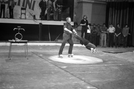 Circusartiest (rolschaatser) tijdens optreden met een circusaap, Bestanddeelnr 925-7165