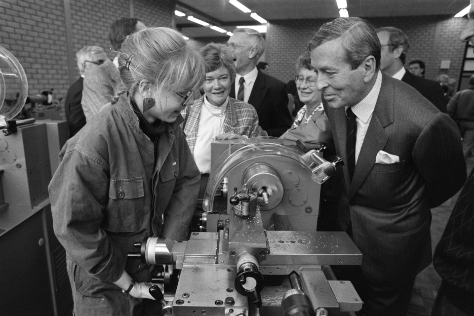 Claus opent nieuwbouw scholengemeenschap Willem van Oranje in Zoetermeer Clau, Bestanddeelnr 934-1044
