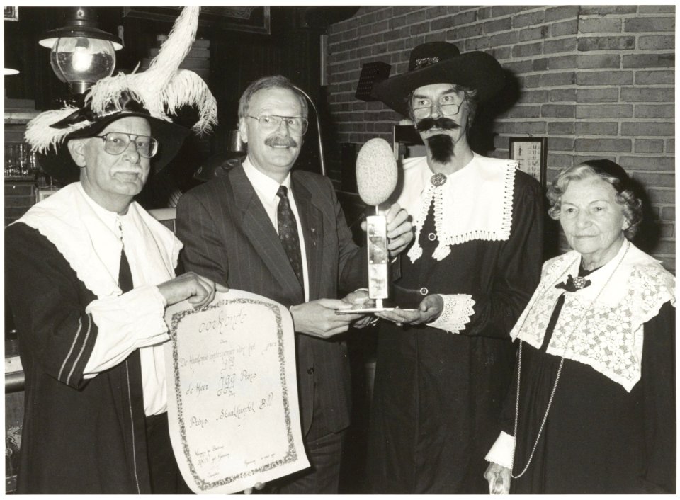 Claus Partyhouse. Ondernemer van het jaar in Haarlem, Jan Prins (midden) met de Keitrofee. NL-HlmNHA 54031541