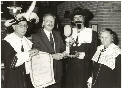 Claus Partyhouse. Ondernemer van het jaar in Haarlem, Jan Prins (midden) met de Keitrofee. NL-HlmNHA 54031541