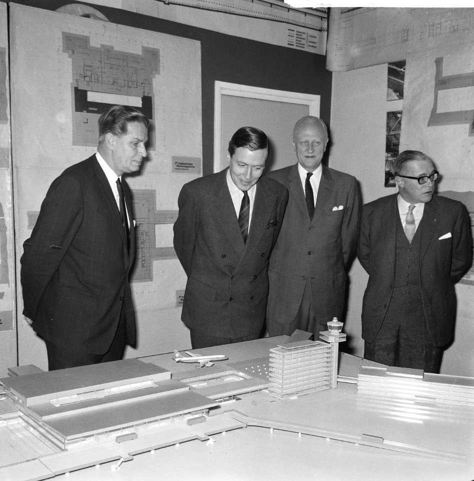 Claus von Amsberg bezoekt luchthaven Schiphol, Bestanddeelnr 918-6895