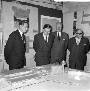 Claus von Amsberg bezoekt luchthaven Schiphol, Bestanddeelnr 918-6895