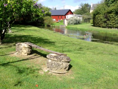 Clavy-Warby (Ardennes) le Thin à Clavy, sculptures réutilisées