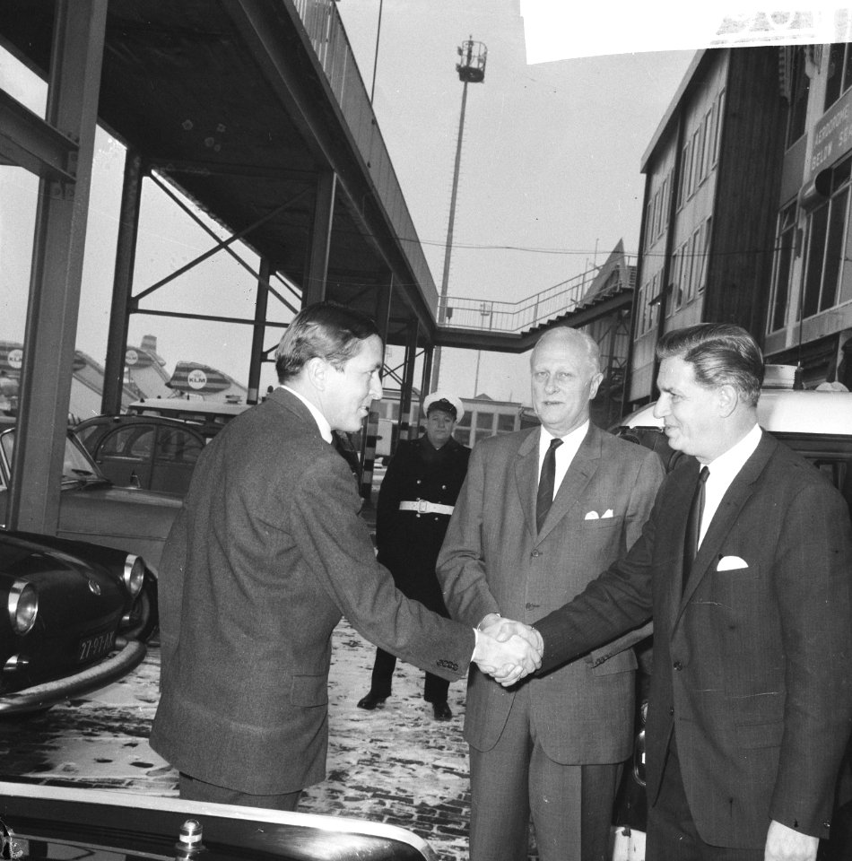 Claus von Amsberg bezoekt luchthaven Schiphol, hier bij aankomst, Bestanddeelnr 918-6890