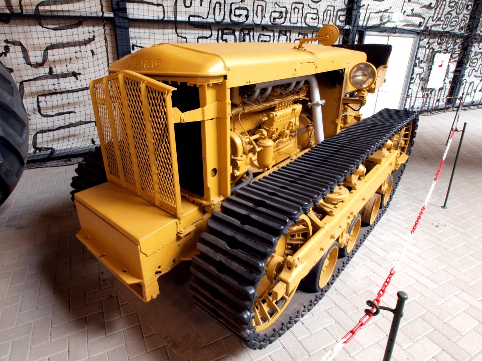 Cletrac airfield tractor pic1