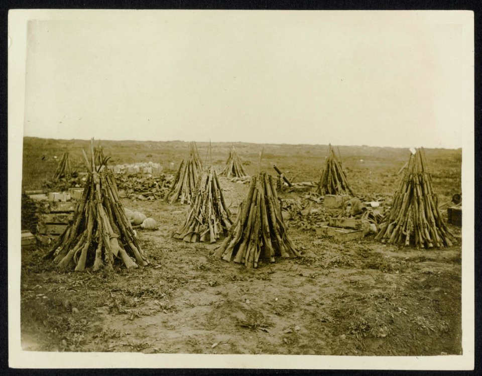 Clearing up a battlefield after an advance, Bestanddeelnr 158-0941