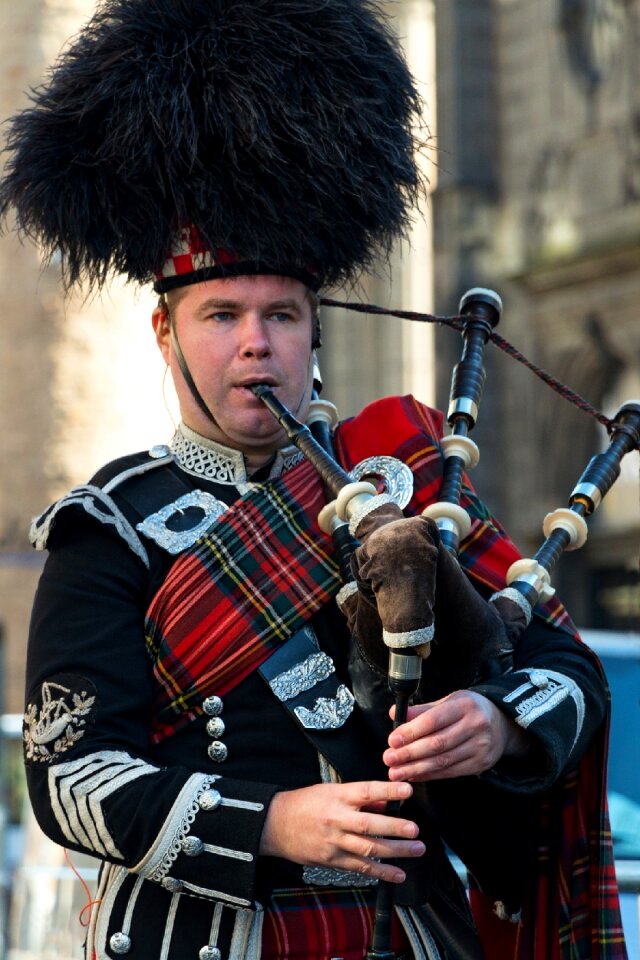 Playing the bagpipes bagpiper royal mile