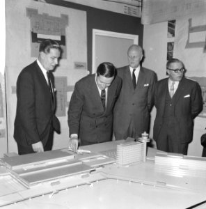 Claus von Amsberg bezoekt luchthaven Schiphol, Bestanddeelnr 918-6894