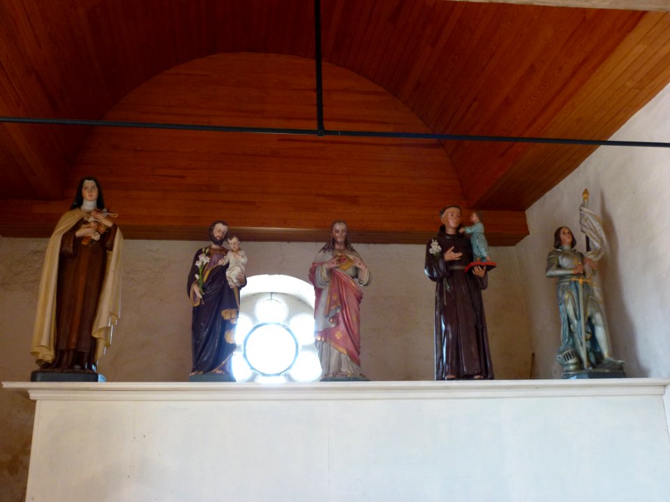 Clerques (Pas-de-Calais) église, série de statues (01-02-03-04) sur la tribune