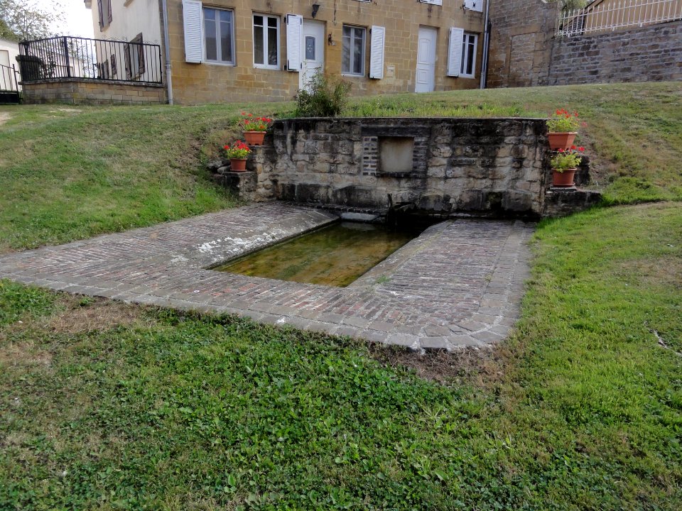 Clavy-Warby (Ardennes) fontaine à Clavy