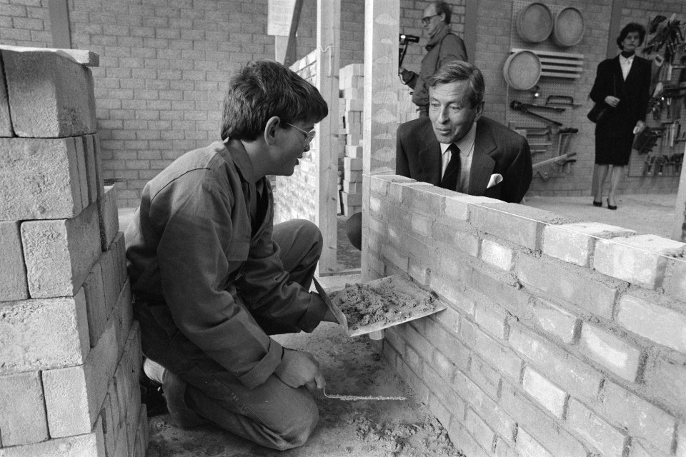Claus opent nieuwbouw scholengemeenschap Willem van Oranje in Zoetermeer Prin, Bestanddeelnr 934-1045