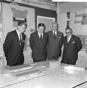 Claus von Amsberg bezoekt luchthaven Schiphol, Bestanddeelnr 918-6897