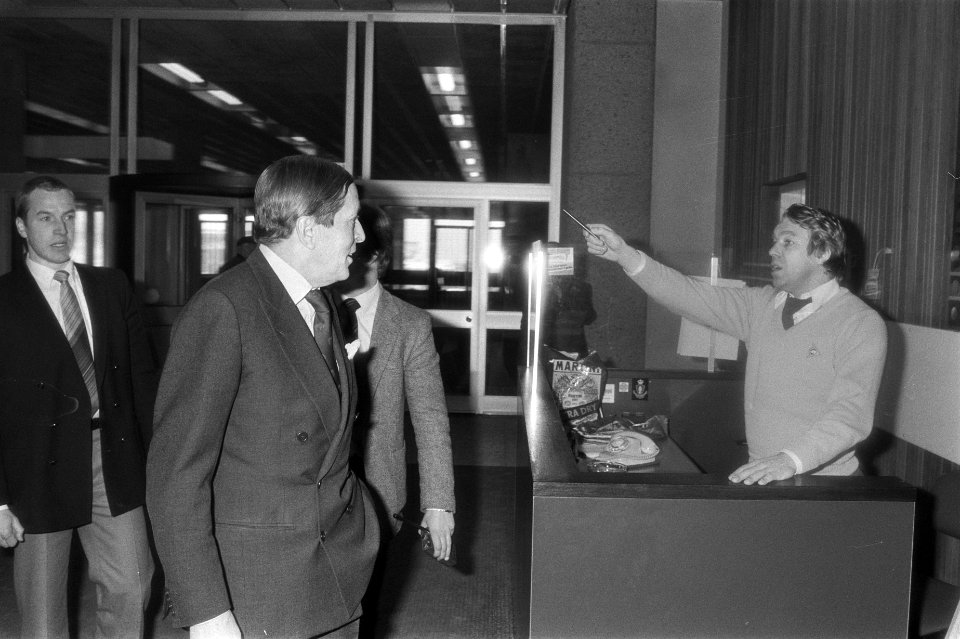 Claus als getuige voor Haagse rechtbank in zaak journalist Willem Oltmans tegen , Bestanddeelnr 931-8660