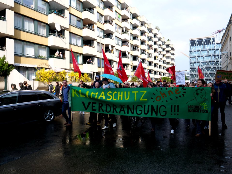 Climate protection banner at the "Mietenwahnsinn Stoppen!" Demonstration in Berlin in April 2018 03
