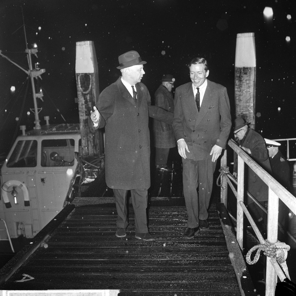 Claus bij de Marine, Claus bij aankomst in IJmuiden, links Burgemeester Buhrman , Bestanddeelnr 918-7783