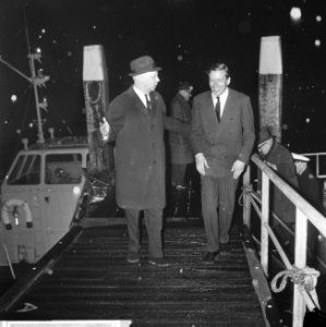 Claus bij de Marine, Claus bij aankomst in IJmuiden, links Burgemeester Buhrman , Bestanddeelnr 918-7783