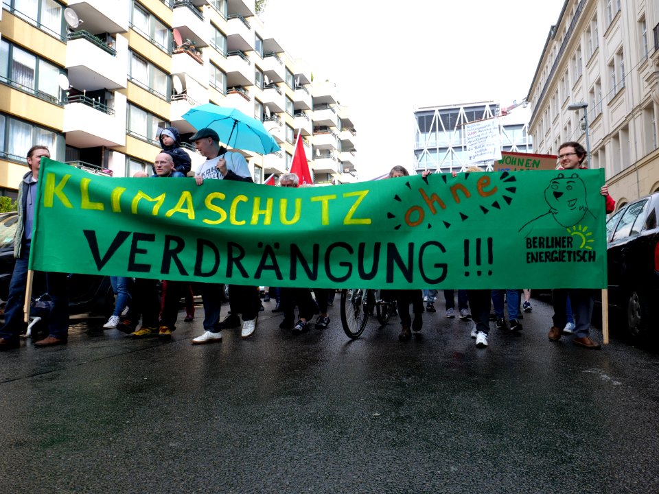 Climate protection banner at the "Mietenwahnsinn Stoppen!" Demonstration in Berlin in April 2018 01