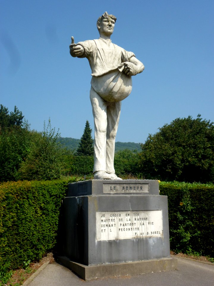 Clerques (Pas-de-Calais) statue Le Semeur