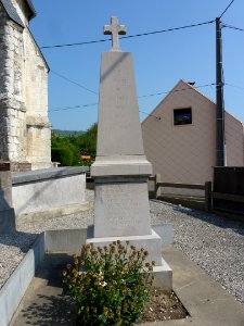 Clerques (Pas-de-Calais) stèle-monument aux morts