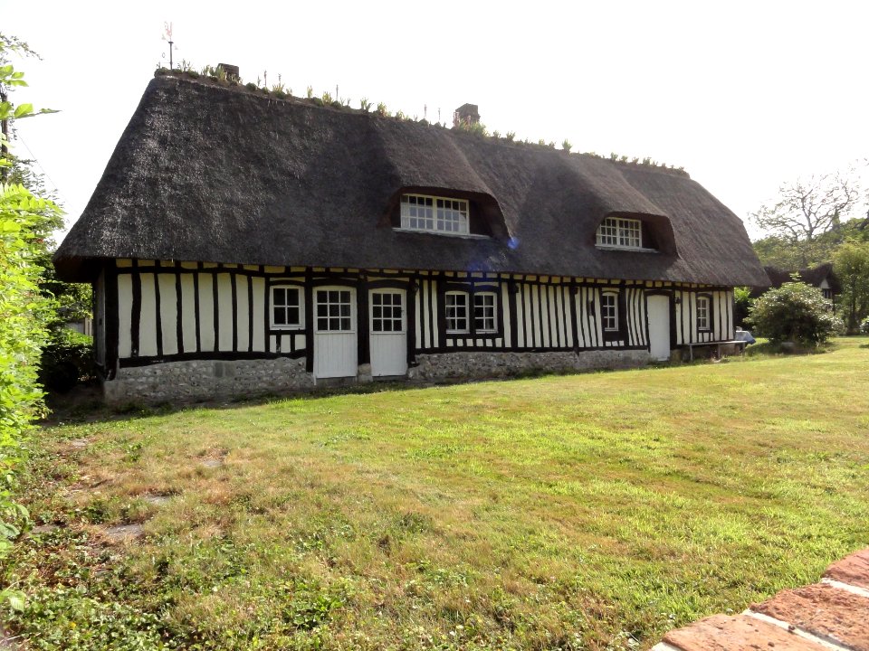 Cleuville (Seine-Mar.) maison au toit de chaume