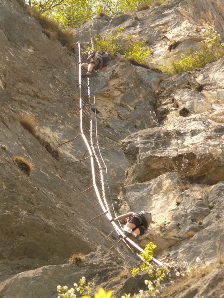 Perpendicular climbing climbing platform system