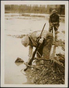 Cleaning up his rifle. The only way is to wash the woodwork, Bestanddeelnr 158-2802 photo