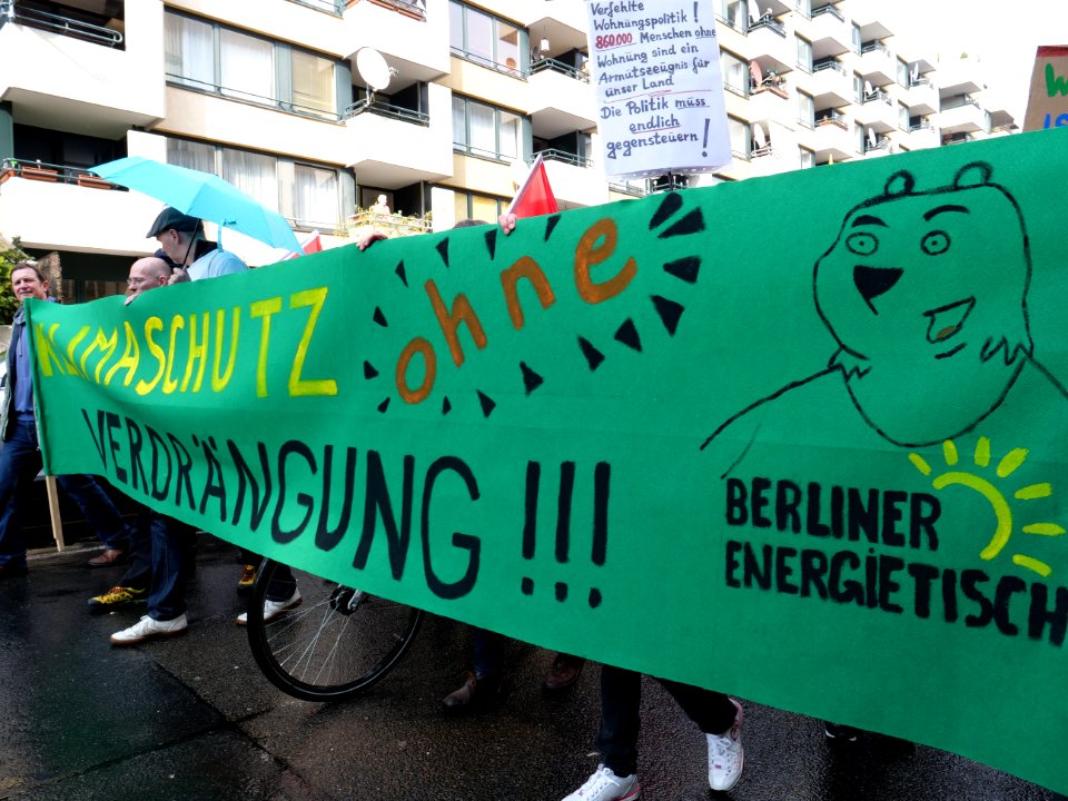 Climate protection banner at the "Mietenwahnsinn Stoppen!" Demonstration in Berlin in April 2018 02