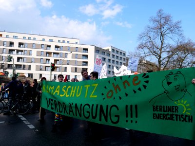 Climate protection banner at the "Mietenwahnsinn Stoppen!" Demonstration in Berlin in April 2018 05