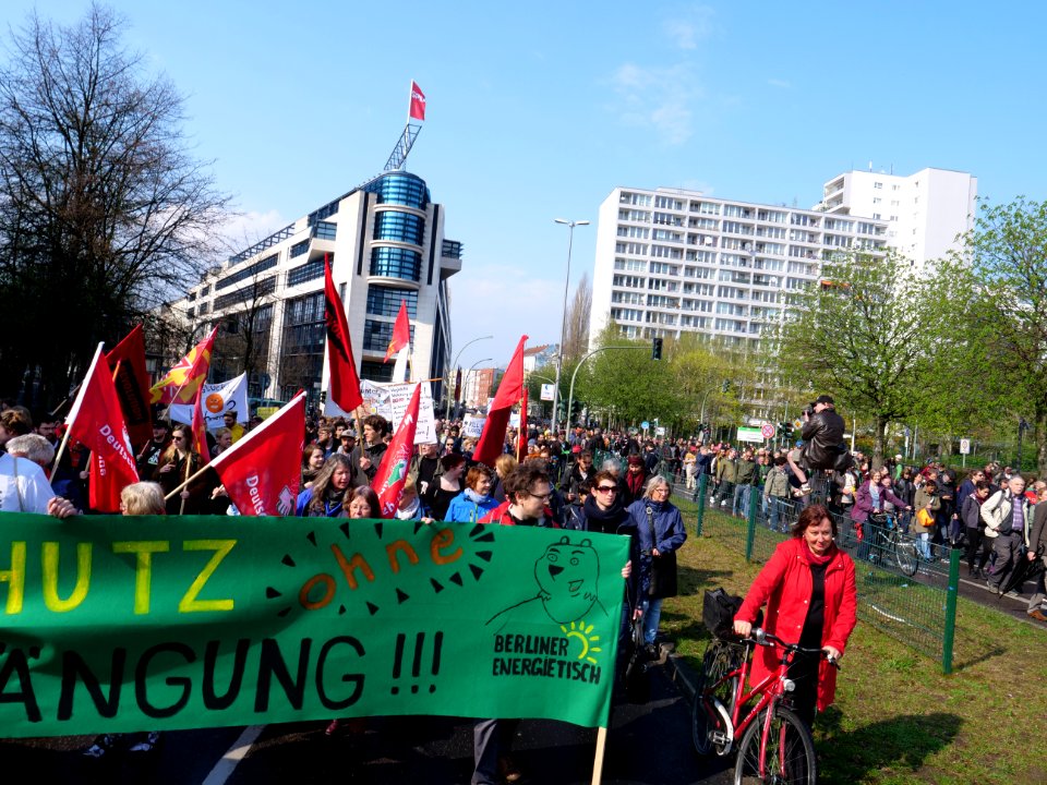 Climate protection banner at the "Mietenwahnsinn Stoppen!" Demonstration in Berlin in April 2018 04