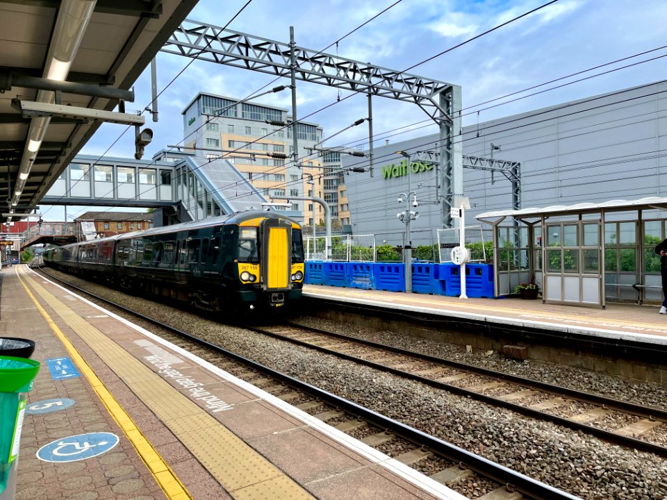 Class 387 passes West Ealing, Platform 3