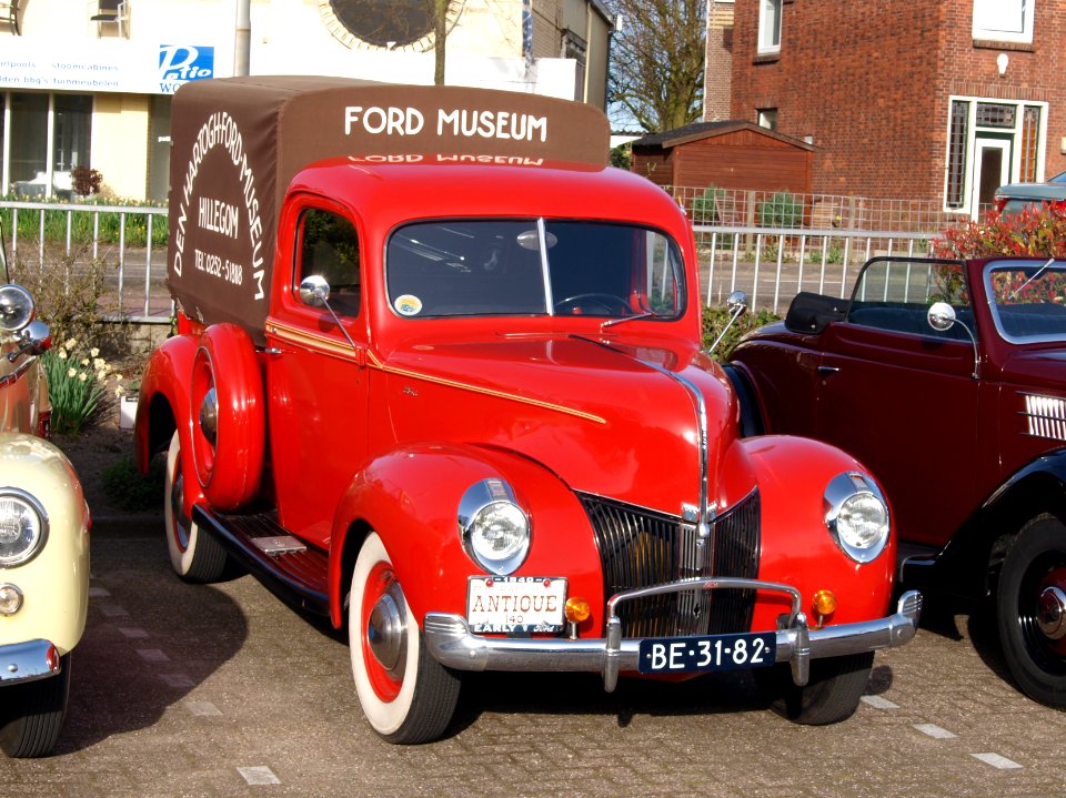 Classic 8 cylinder petrol engined Ford Pickup, Dutch registration BE-31-82 pic-001